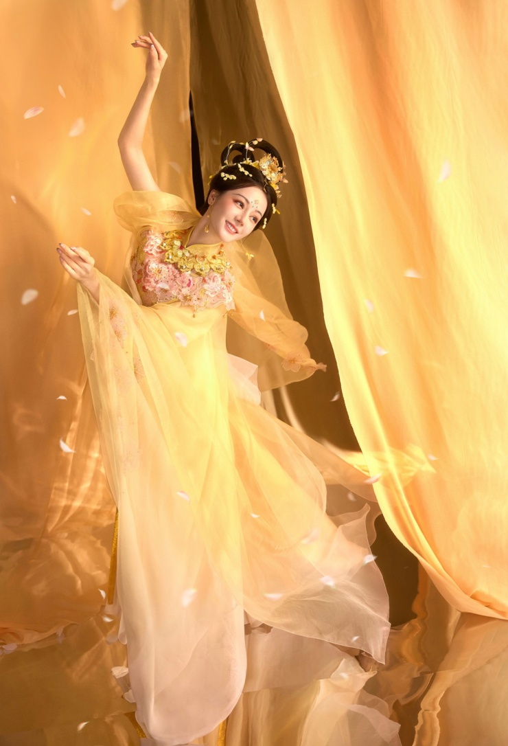 Người đẹp diện trang phục vải voan, tóc uốn cầu kỳ.