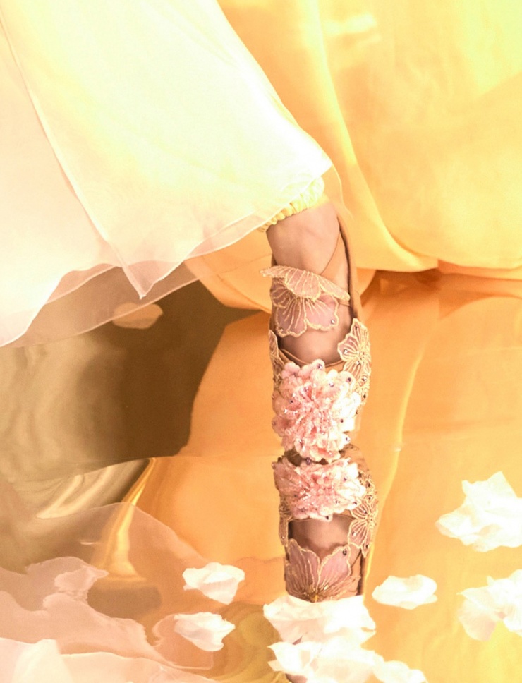 Khán giả viết trên Weibo: "Vẻ đẹp trăng rằm", "Tạo hình của cô ấy rất hợp đêm trăng", "Chờ xem toàn bộ vũ đạo của Địch Lệ Nhiệt Ba".