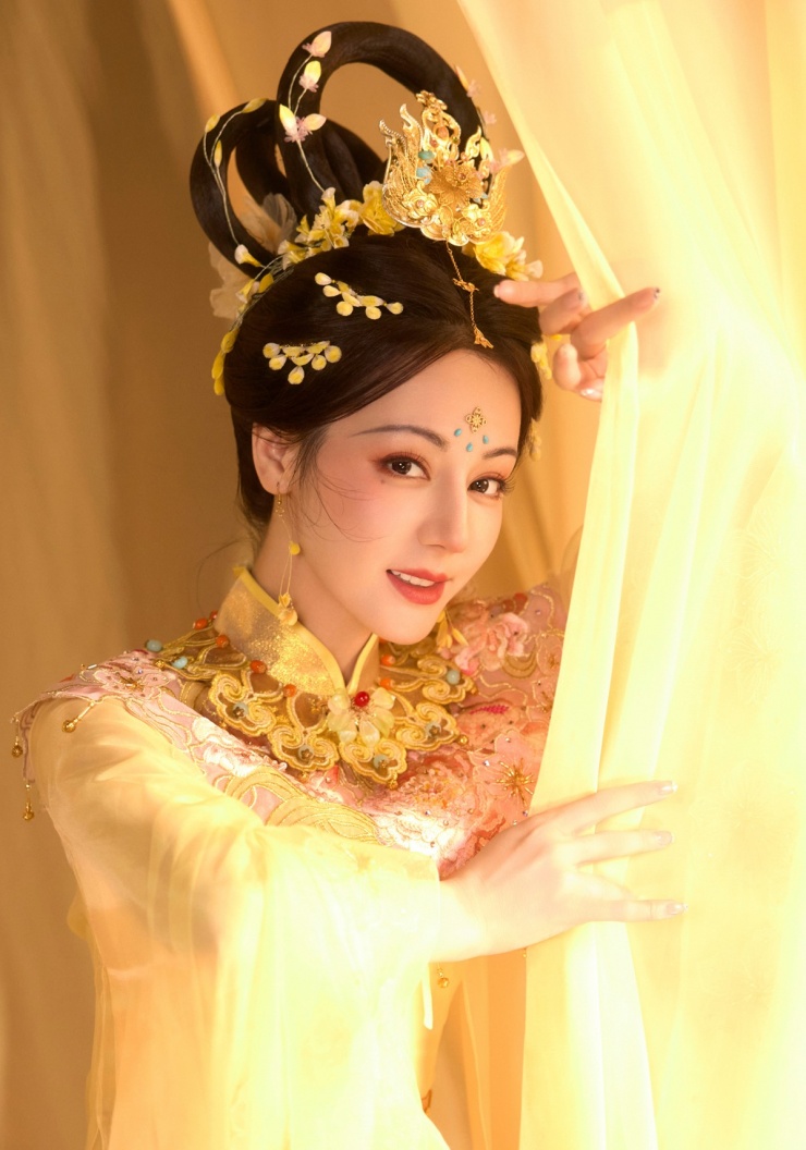 Hàng chục nghìn khán giả khen Địch Lệ Nhiệt Ba lộng lẫy, trang phục và vũ đạo toát vẻ bay bổng.