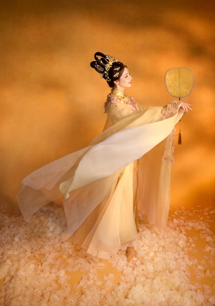 Theo kịch bản, người đẹp trình diễn điệu tiên nữ rải hoa từ không trung xuống.