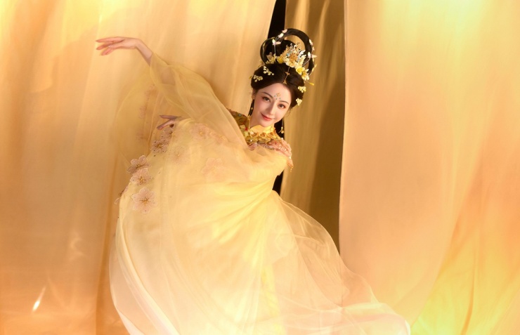 Địch Lệ Nhiệt Ba sinh ở Tân Cương, nổi tiếng qua Tam sinh tam thế chẩm thượng thư, Trường Ca hành. Năm nay, cô đóng phim Đội bóng nữ của đạo diễn Châu Tinh Trì.