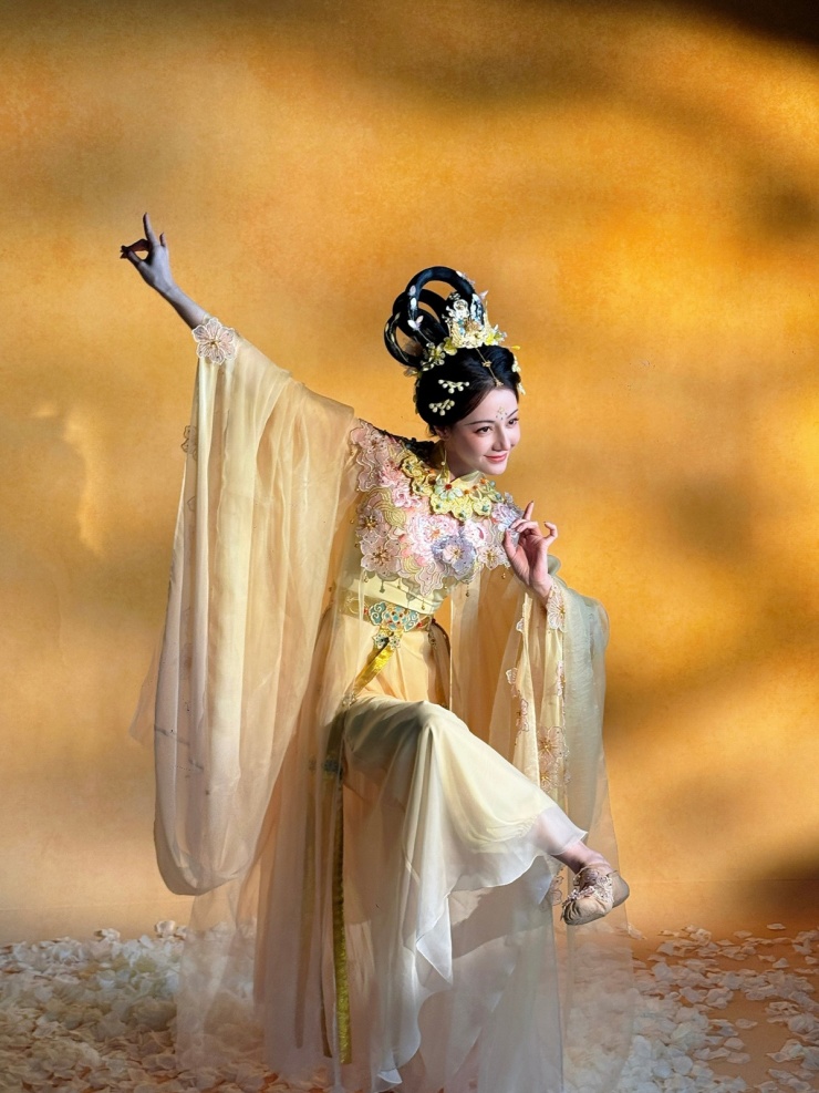 Người đẹp thuộc nhóm minh tinh nổi bật nhất Trung Quốc, là đại sứ của một số thương hiệu quốc tế.