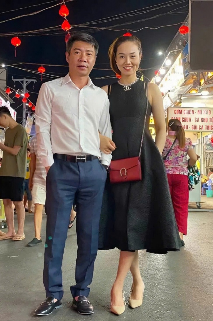 Tin sao Việt 5/10: NSND Công Lý đăng ảnh kỷ niệm cùng vợ trẻ Ngọc Hà, kèm dòng chia sẻ nhắn nhủ đến cô: "Dù cho mưa gió bão giông, giữ trong tim vẫn lửa hồng niềm tin/ Đêm dài rồi cũng bình minh, mưa tan nắng ấm lại in chân trời...".&nbsp;