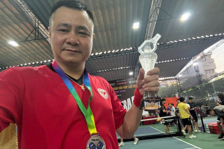 NSND Tự Long khoe được mời tham gia giải đấu Pickleball, bất ngờ vào đến chung kết và đoạt giải Nhì.&nbsp;