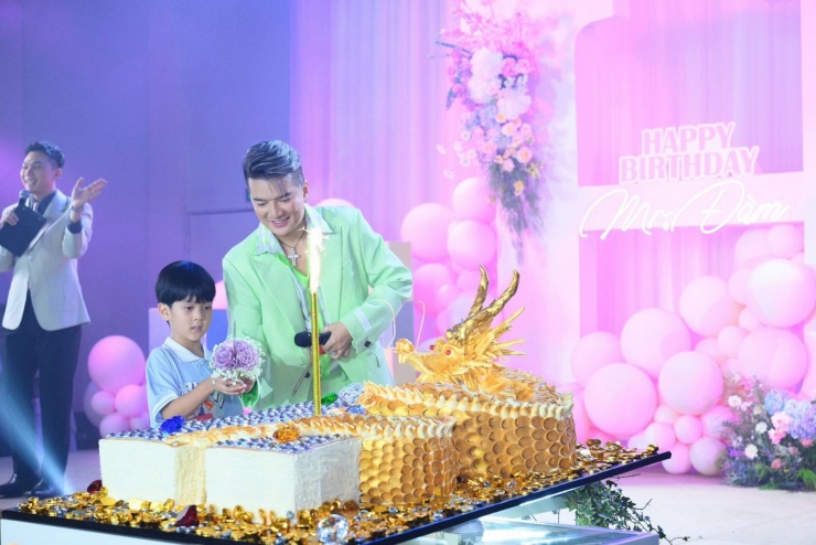 Ca sĩ Đàm Vĩnh Hưng tổ chức tiệc sinh nhật hoành tráng cho con trai - bé Polo Huỳnh.&nbsp;