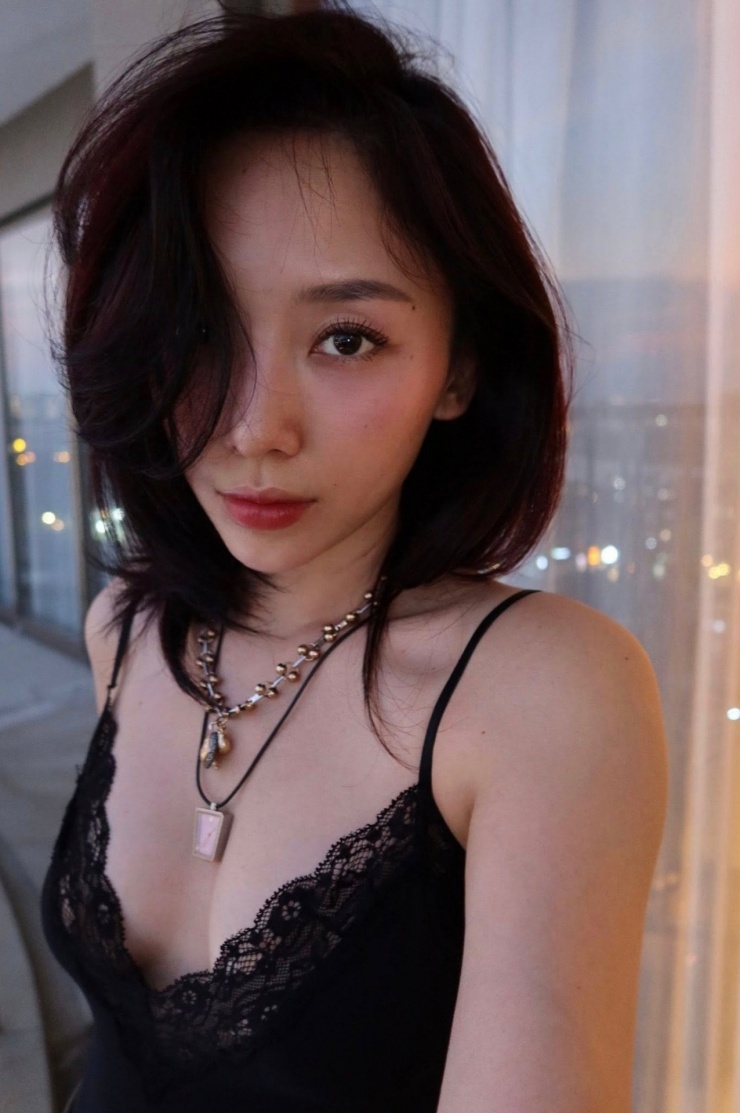 Ca sĩ Tóc Tiên selfie khoe vẻ quyến rũ.&nbsp;