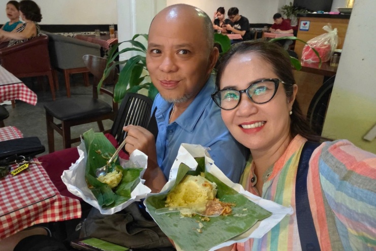 NSƯT Nguyệt Hằng thưởng thức món xôi xéo - đặc sản Hà Nội.&nbsp;