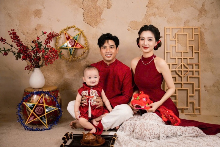 Ca sĩ Hồ Quang Hiếu và vợ lần đầu cùng con trai đón Trung thu.&nbsp;