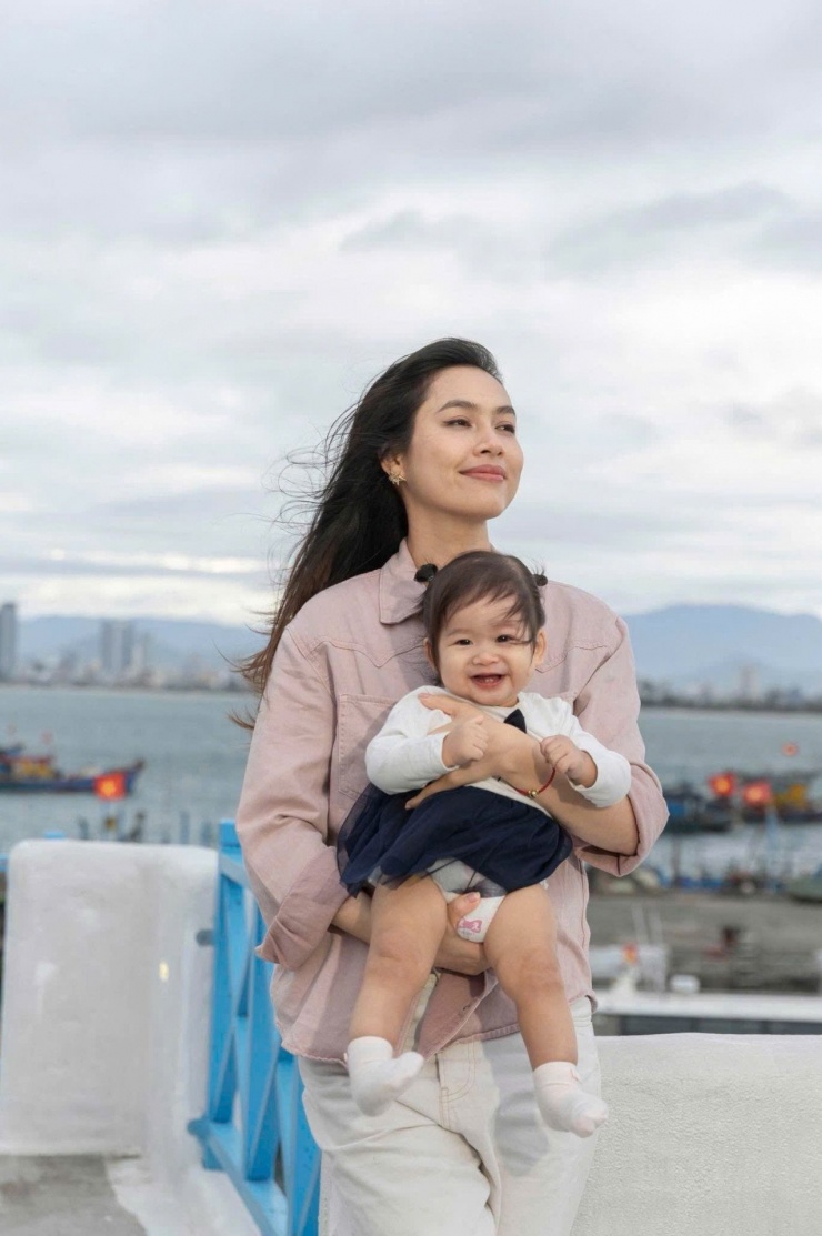Á hậu Huyền My tìm cảm giác bình yên bên con gái.&nbsp;