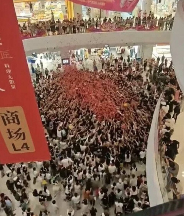 Sau khi chen lấn, nhiều du khách vô cùng bức xúc khi biết trung tâm thương mại thả lì xì rỗng ruột nhằm tạo hiệu ứng truyền thông. Ảnh chụp màn hình