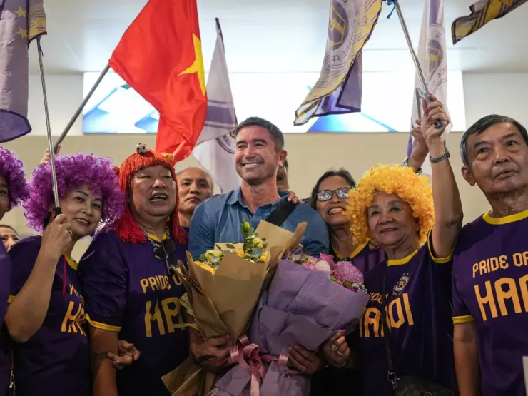 Cổ động viên CLB Hà Nội chào đón tân HLV Harry Kewell. Ảnh: CCT.