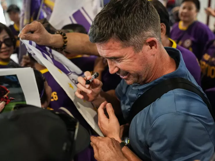 Cựu danh thủ Úc hào hứng với sự cuồng nhiệt của người hâm mộ trong ngày đầu tiên đặt chân đến Hà Nội. Ảnh: CCT.