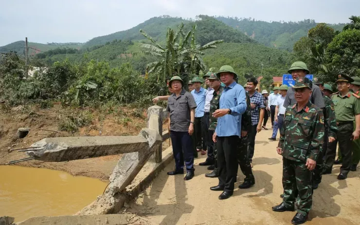 Phó Thủ tướng Trần Hồng Hà kiểm tra công tác khắc phục hậu quả bão số 10, chuẩn bị ứng phó bão số 11 tại Lào Cai. Ảnh: VGP