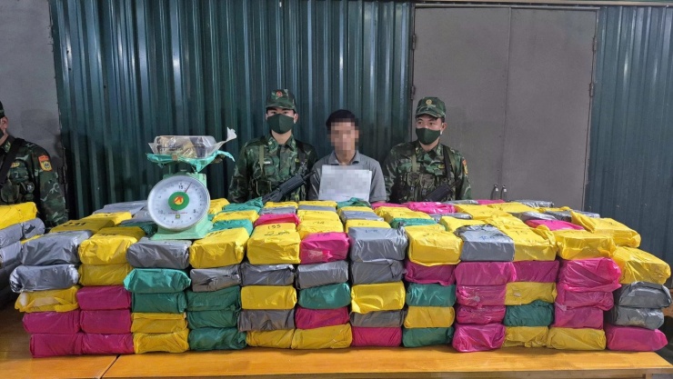 Một trong hai đối tượng cùng tang vật vụ án.