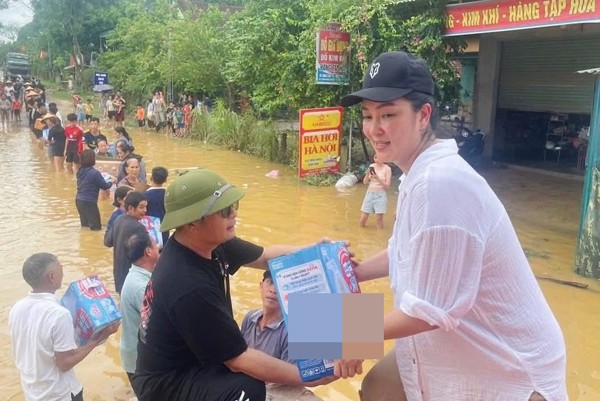 Hình ảnh chân thực của Hoa hậu Nguyễn Thị Huyền khi đi từ thiện tại miền Trung bão lũ - 1