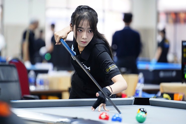 Được phát hiện từ hệ thống giải sinh viên, hot girl bi-a mới 20 tuổi Bảo Ngọc Tường Vân cũng là gương mặt gây ấn tượng mạnh khi thắng nghẹt thở 6-5 trước đối thủ từng từng giành HCĐ quốc gia Đỗ Ngọc Hân ngay ở trận ra quân.