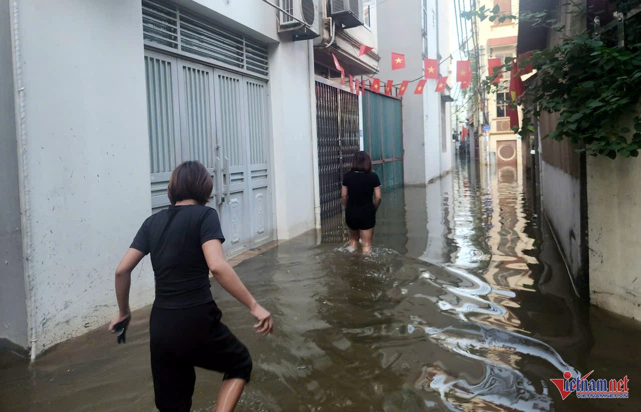 Khu dân cư &#39;ra ngõ nước ngập ngang người&#39; ở Hà Nội, phường xin đắp đê - 10