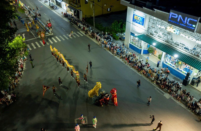 Lân - sư - rồng "đại náo" đường phố Huế - 9