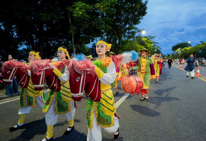 Lân - sư - rồng "đại náo" đường phố Huế - 8