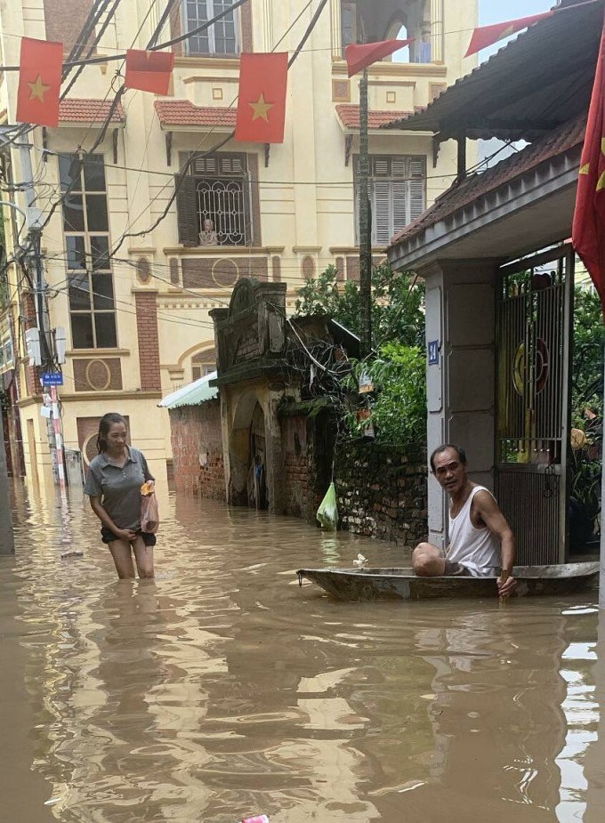 Người dân Miêu Nha dùng thuyền di chuyển trong đường làng.