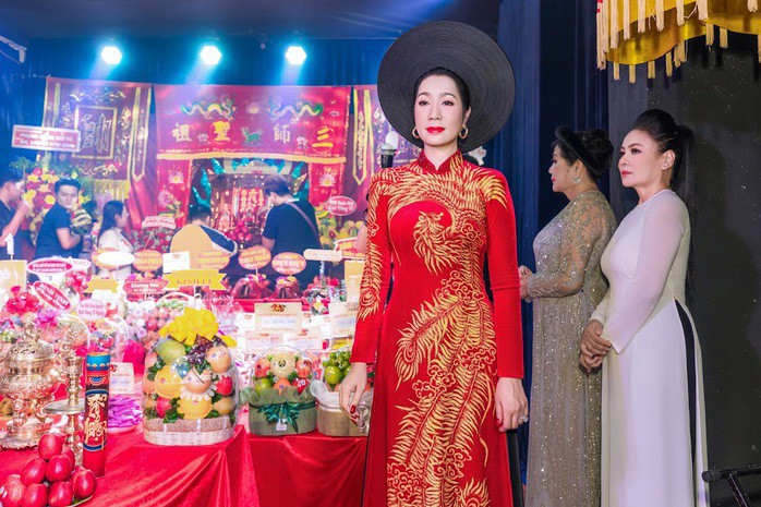 Trịnh Kim Chi và nghệ sĩ tham gia cúng tổ