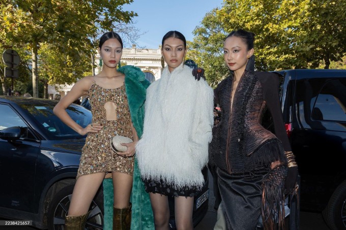 Ba thí sinh Vietnam's Next Top Model 2025 xuất hiện ở Paris: Mai Hoa, Bảo Ngọc, Mỹ Ngân (từ trái sang).