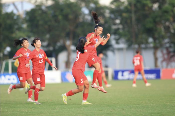 Huỳnh Như và đồng đội tiến gần kỷ lục mới - 1