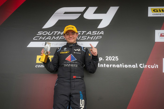 Hoàng Đạt và cúp vô địch Giải đua xe Formula 4 (thể thức 4) Đông Nam Á 2025. (Ảnh: F4 SEA)