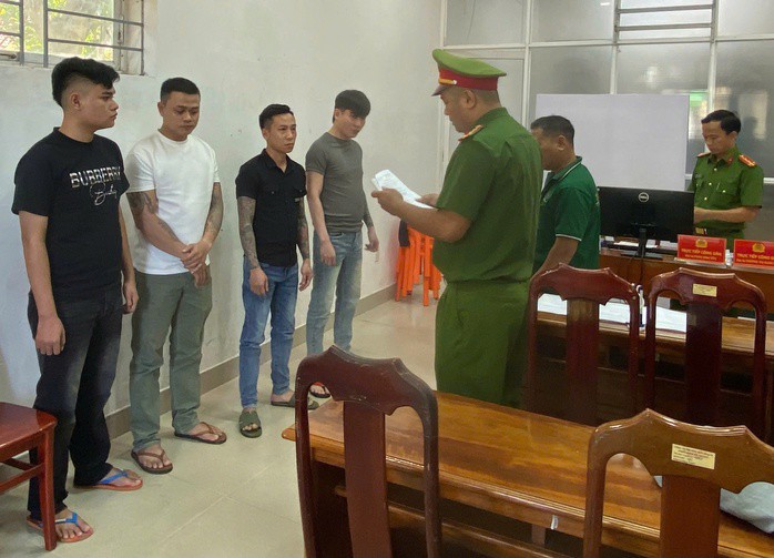 Công an đọc lệnh khởi tố, bắt tạm giam 4 đối tượng