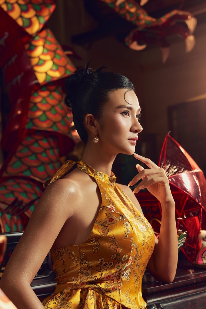 Kim Tuyến cho biết cô thích mặc áo dài và xiêm y lấy cảm hứng từ trang phục truyền thống vào các dịp lễ Tết. Mùa Trung thu này, cô chọn loạt thiết kế cách điệu từ áo yếm, váy đụp của phụ nữ Bắc bộ xưa.