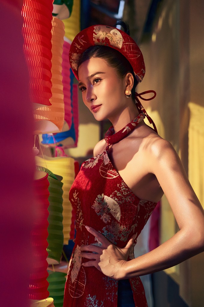 Diễn viên "Chuyện tình đảo ngọc" hoàn thiện diện mạo bằng mấn đội đầu đồng điệu áo dài và khuyên tai ngọc trai to bản.