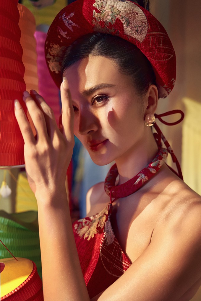 Một thiết kế cổ yếm khác được Kim Tuyến yêu thích là áo dài cách điệu, may từ chất liệu có độ cứng vừa phải, nổi bật với các chi tiết thêu chỉ vàng.