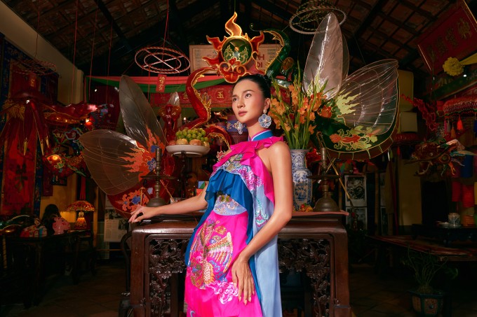 Bộ hình được thực hiện với sự hỗ trợ của nhiếp ảnh Quỳnh Nguyễn; stylist Tân Đà Lạt; trang điểm Linh Võ.