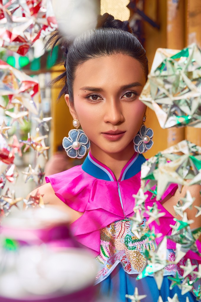 Người đẹp tạo điểm nhấn cho diện mạo bằng khuyên tai vải to bản đồng điệu với trang phục.