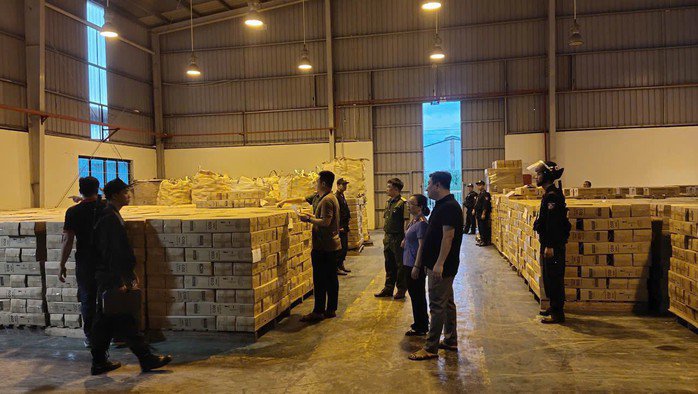 Cơ quan công an khám xét bên trong Công ty TNHH công nghiệp Tomoken Việt Nam. Ảnh: Công an cung cấp