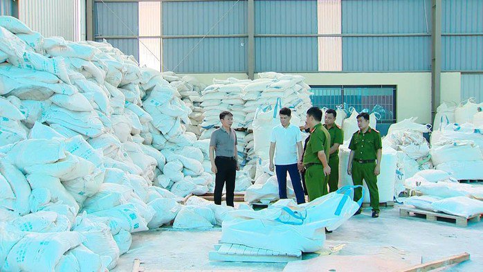 Cơ quan công an khám xét Công ty TNHH công nghiệp Tomoken Việt Nam. Ảnh: Công an cung cấp