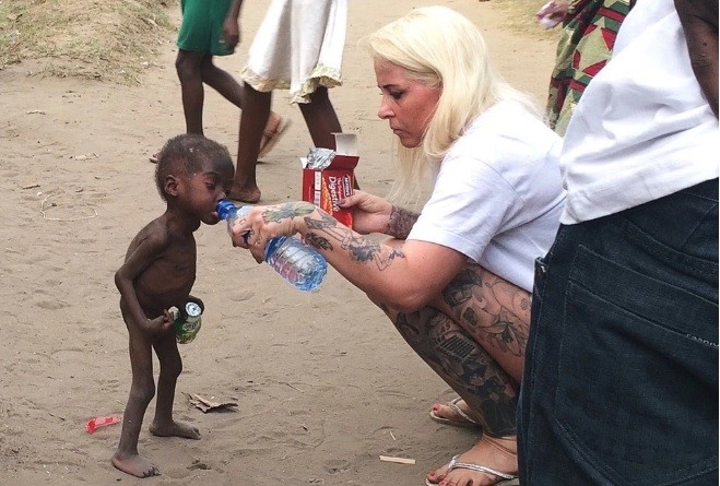 Cậu bé được Anja Ringgren Loven tìm thấy bên vệ đường năm 2016. Ảnh: Anja Ringgren Loven/Facebook.