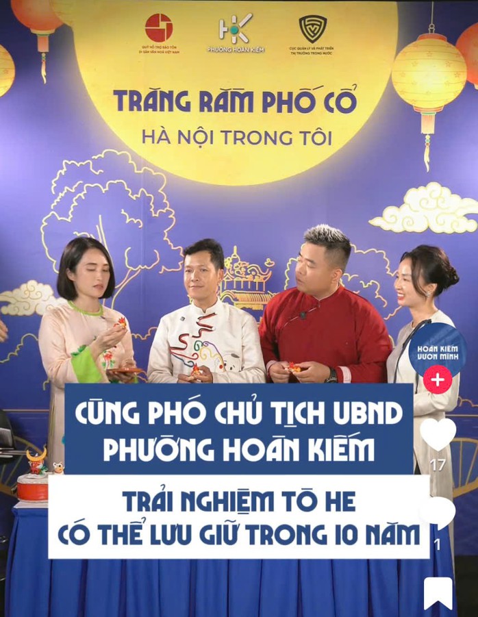 Bà Nguyễn Hồng Trang, Phó Chủ tịch UBND phường Hoàn Kiếm (ngoài cùng bên trái) giới thiệu về nghề làm tò he