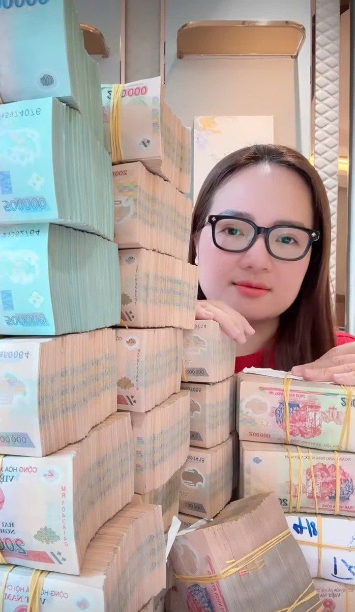 Hoàng Hường đã để ngoài sổ sách kế toán doanh thu gần 1.800 tỷ đồng, kê sai quy định thuế giá trị gia tăng doanh thu gần 2.100 tỷ đồng.