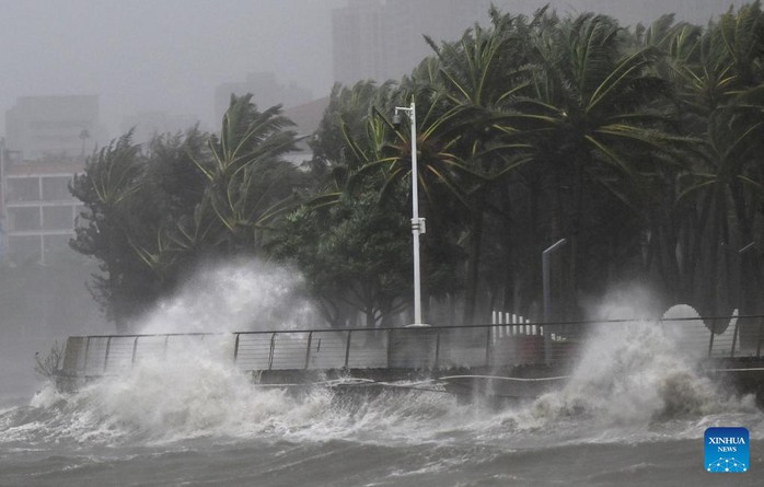 Bão Mantro mang theo sóng, gió dữ dội ven biển TP Hải Khẩu, tỉnh Hải Nam. Ảnh: Tân Hoa Xã