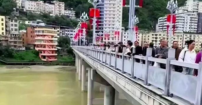 Chú rể 29 tuổi bất ngờ nhảy sông, mất tích ngay trước lễ cưới - 1