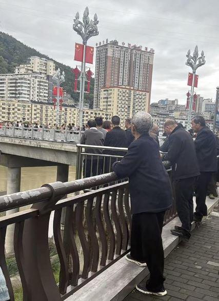 Chú rể 29 tuổi bất ngờ nhảy sông, mất tích ngay trước lễ cưới - 2