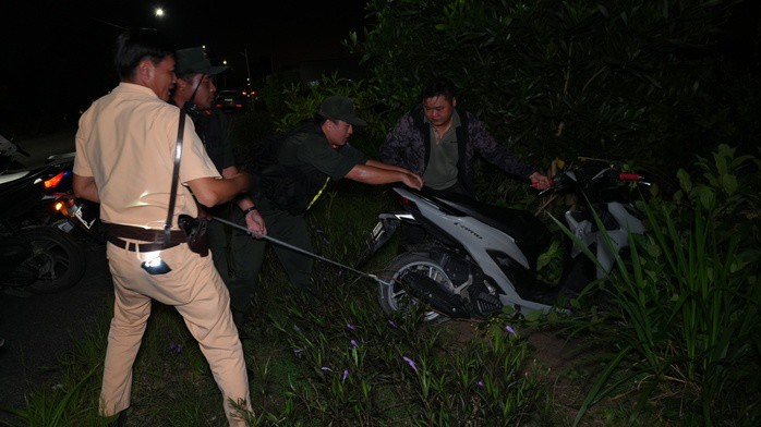 CLIP: Bắt “nóng” nhóm đối tượng gây náo loạn đêm khuya ở Đồng Tháp - 1