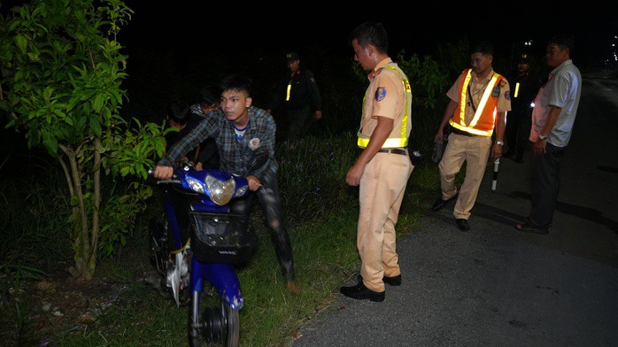 CLIP: Bắt “nóng” nhóm đối tượng gây náo loạn đêm khuya ở Đồng Tháp - 2