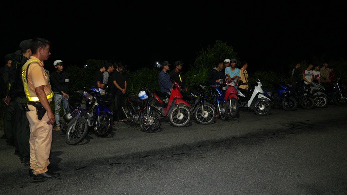 CLIP: Bắt “nóng” nhóm đối tượng gây náo loạn đêm khuya ở Đồng Tháp - 3