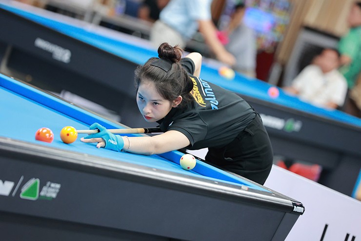 Với việc tổ chức song song 4 nội dung, trong đó 2 nội dung dành cho nữ là carom 3 băng và pool 9 bi nữ, HBSF Tour 3 năm 2025 đã thu hút rất đông các “bóng hồng” tài năng và xinh đẹp khắp cả nước về tranh tài.