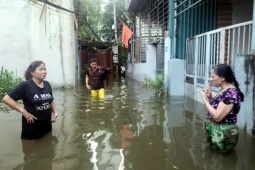 Tin tức trong ngày - Khu dân cư 'ra ngõ nước ngập ngang người' ở Hà Nội, phường xin đắp đê