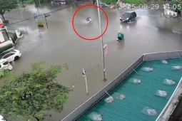 Clip: Xe máy và ô tô va chạm “nảy lửa” giữa đoạn đường ngập nước