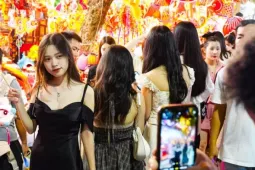 Biển người đổ về phố cổ Hà Nội vui tết Trung thu