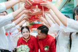 Bạn trẻ - Cuộc sống - Cặp đôi nhà sát vách kết hôn sau 11 năm yêu, dựng chung rạp cưới, thuê chung MC